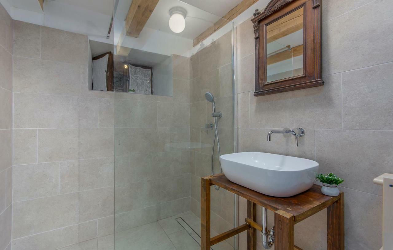 Apartment Kuharic Ґрожнян Екстер'єр фото
